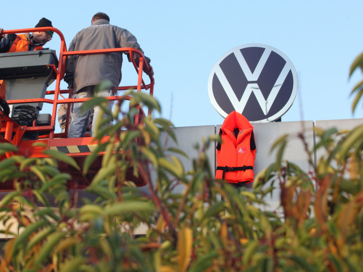Volkswagen erinnert mit einer Aktion im Stammwerk Wolfsburg an das anhaltende Massensterben auf den Fluchtrouten im Mittelmeer. Als Zeichen der Solidarität hängen seit heute Rettungswesten gut sichtbar an mehreren Stellen im Werk Wolfsburg. Als Initiatoren hinter der Aktion stehen die VW-Vertrauensleute, der Betriebsrat und die Flüchtlingshilfe des Unternehmens. Foto: Volkswagen AG