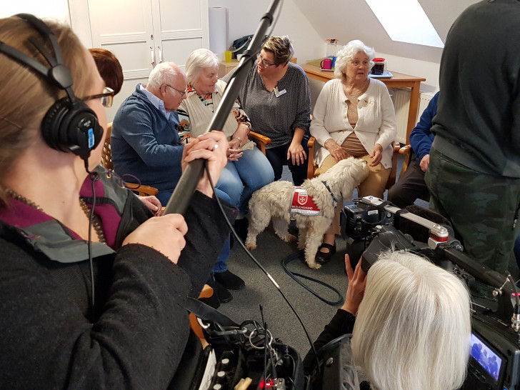 Ein Team von "Hallo Niedersachsen" drehte mit einem Besuchshund im Haus Auguste. Foto: NDR