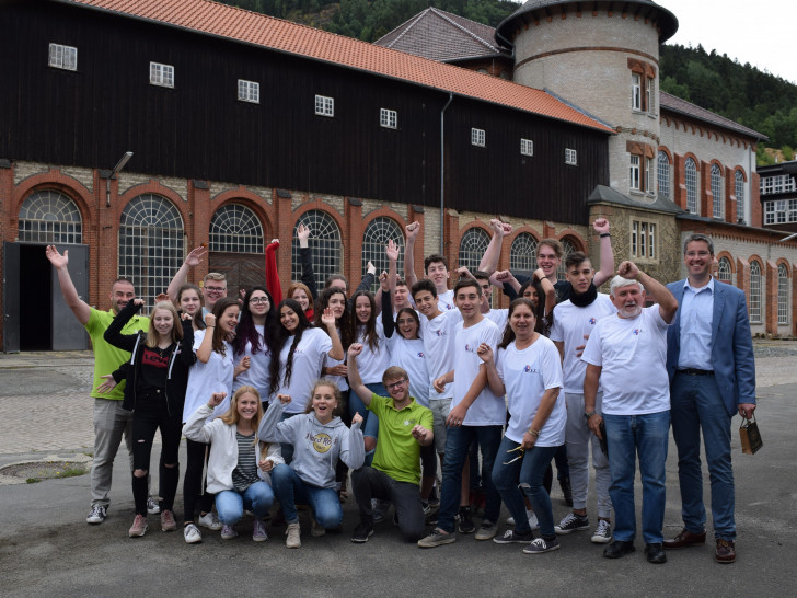 Die Jugendlichen aus Goslar und Ra‘anana freuen sich genauso über die Freundschaft wie Oberbürgermeister Dr. Oliver Junk und die israelischen Betreuer Meir Yadov und Rachel Zamen (vorn, von rechts). Foto: Stadt Goslar