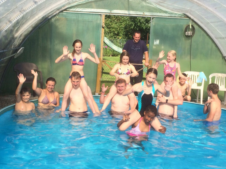 Die Jugendfeuerwehr Linden erfreut sich am Pool. Foto: Privat
