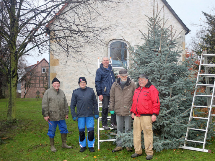 Der von einem Atzumer gespendete Weihnachtsbaum steht bereits vor der Kirche. Aufgestellt wurde er von Jürgen Schunk, Jürgen Lingelbach, Claus Herrmann, Klaus Lange und Erich FaberFoto: Lingelbach