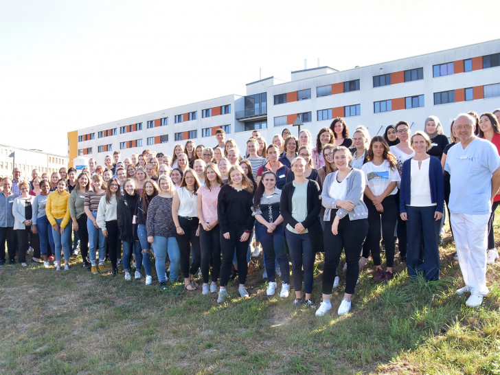 Die 76 neuen Jungmitarbeiter des Klinikum Salzgitter.

Foto: Helios Klinikum Salzgitter