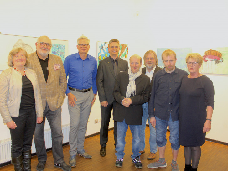 v.l.: Barbara Ranke (Begleitender Dienst Neuerkerode), Olaf Jaeschke (Geschäftsführer Galerie Jaeschke), Marcus Eckhoff (Geschäftsführer Neuerkeröder Wohnen und Betreuen GmbH), Andreas Friedrich (Präsident Lions Club Braunschweig Eulenspiegel), Carsten Overdick, Peter Ziegler, Danny Gmerek (alle Künstler Villa Luise) und Evelin Corpataux (Mitarbeiterin Villa Luise). Foto: Evangelische Stiftung Neuerkerode