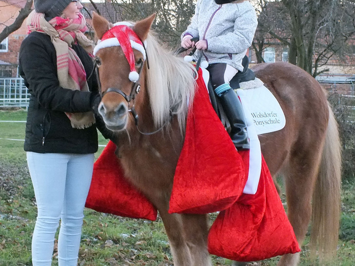 Das Pony des Nikolauses mit Geschenksäcken. Geführt von Wilhelmine Kloth und mit der 6-jährigen Emmily Huth im Sattel. Foto: Verkehrswacht