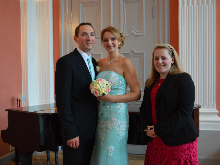 Das Brautpaar Elvira und Dimitrij Jeske mit Standesbeamtin Alina Curland. Foto: Margit Richert