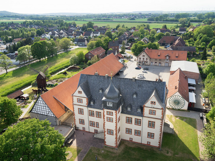 Das schöne Schloss aus der Luft. Foto: Stadt Salzgitter / Andre Kugellis