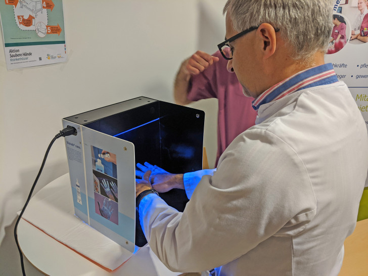 Mittels einer Schwarzlichtlampe konnte die Händedesinfektion überprüft werden. Foto: Städtisches Klinikum Wolfenbüttel