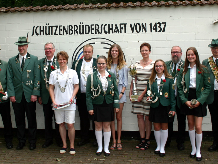 Das neue Königshaus v. l.
Fähnrich Dirk Rüstig, Vorsitzender Frank Pape, Großer König Henning Meyer, Volkskönigin Yvonne Frackowiak, Kleiner König Dennis Meyer, Kleine Königin Steffi Klinge, Jugendkönigin Merle Stegemann, Bogenpokal Andrea Nischan, Schülerkönigin Lilly Dellert, Hirschkönig Peter Illner, Spielmannszugpokal Jugend Alicia Perschke und Fähnrich Ewald Müller. Es fehlt die Große Königin Laureen Bodemann. Foto: Illner