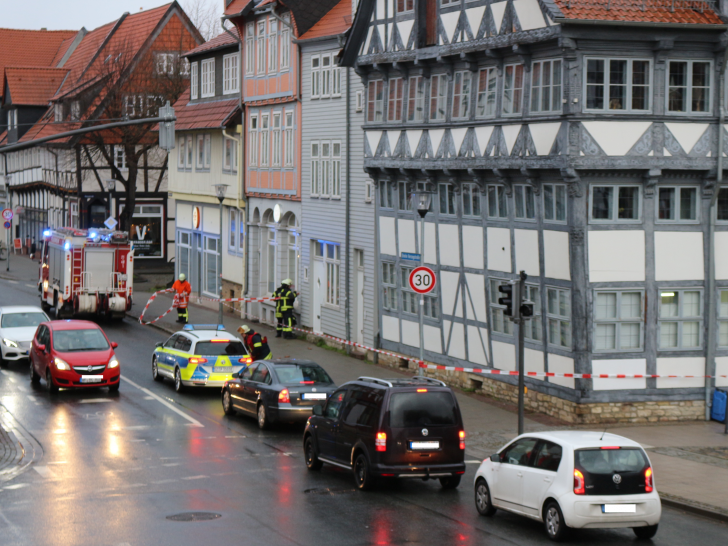 Aufgrund des Sturms hat die Feuerwehr an der Breiten Herzogstraße den Gehweg gesperrt. Foto: Anke Donner