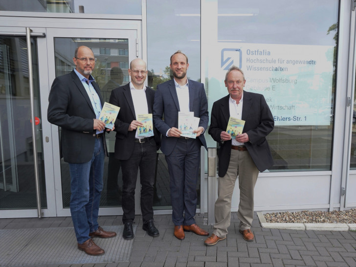 (v.l.) Prof. Dr. rec. Medic. Ludger Batzdorfer (Dekan Fakultät Gesundheitswesen), Prof. Dr. Dirk Sabbert (Dekan Fakultät Fahrzeugtechnik der Ostfalia), Jens Hofschröer (Geschäftsführer der WMG) und Prof. Dr. Albert Heinecke (Dekan Fakultät Wirtschaft der Ostfalia)

Foto: WMG