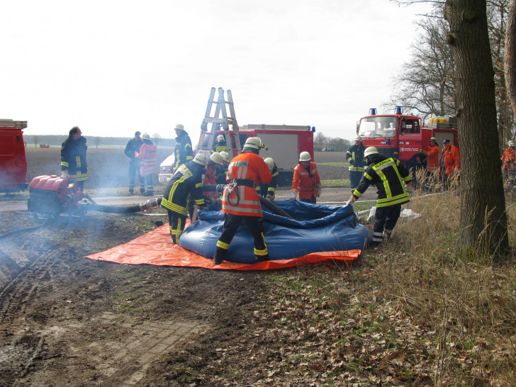 Bei der Übung bauten die Kameraden auch eine mobile Wasserentnamestelle auf. Fotos: Kathrin Zimmermann/Feuerwehr