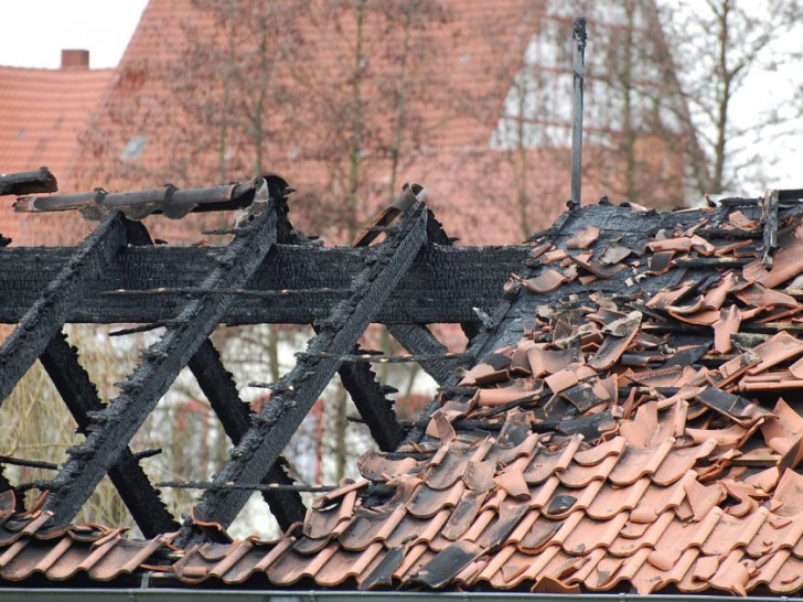 Ein Feuer zerstört schnell Großteile eines Gebäudes. Eine Versicherung fängt den finanziellen Schaden ab. Symbolfoto: Pixabay