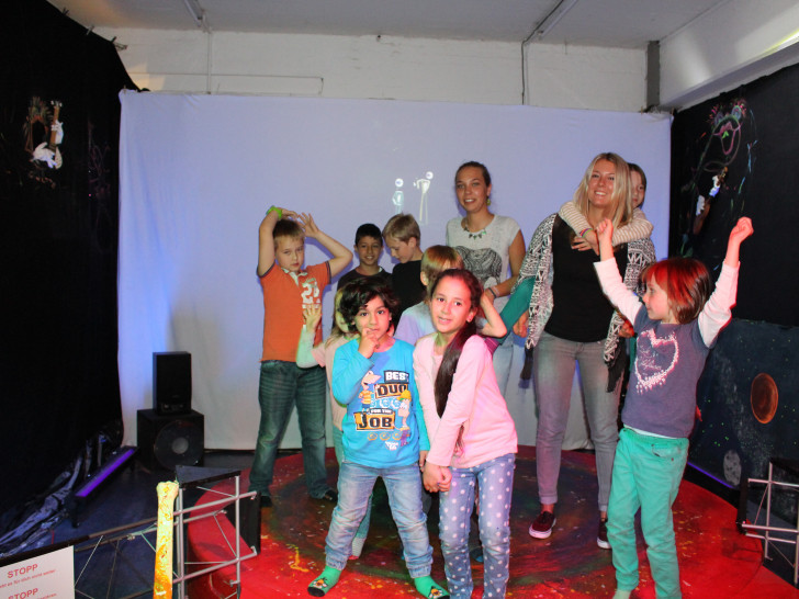 Die Projektstudentinnen Lotta Herbst und Kathrin Meyer spielen mit den starken Kids. Fotos: Jan Borner