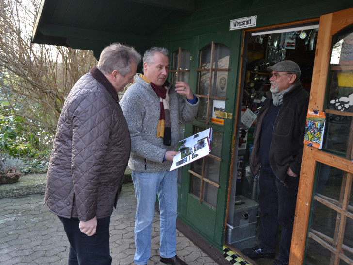 Zu Besuch bei der kleinsten Fahrradwerkstatt Deutschlands.  Von links: Frank Oesterhelweg, Andreas Glier und Messerschmidt. Foto: Privat