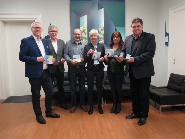 Die Stiftung Zukunftsfonds Asse hat einen neuen Vorsitzenden des Stiftungsrates (v.l.): Falk Hensel (Stiftungsratsvorsitzender), Dr. Rolf Mayer (Stiftungsvorstand), Sven Volkers (Leiter der Stiftungsverwaltung), Landrätin Christiana Steinbrügge (Vorsitzende des Stiftungsvorstandes), Regina Bollmeier (Stiftungsratsmitglied), Uwe Schäfer (stellvertretender Stiftungsratsvorsitzender). Foto: Landkreis Wolfenbüttel