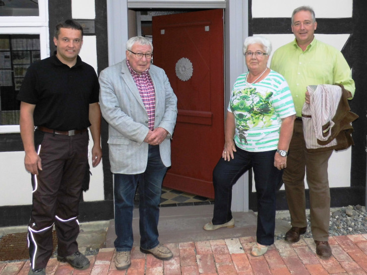 Frank Oesterhelweg (r., MdL) mit den Vorstandsmitgliedern Florian Kinne (l.), Dr. Kurt Kühne und Doris Liefner während seines Besuches im Gärtnermuseum. 