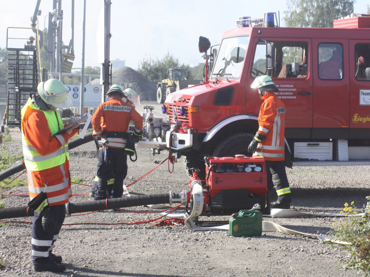 Im Stadtgebiet von Salzgitter stellten 129 Einsatzkräfte aus 22 Feuerwehren ihr Können unter Beweis. Übungslage Brandeinsatz - Wasserentnahme. Fotos: Privat