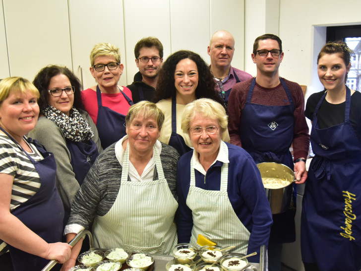Nicole Berkau, Meike Leonhardt, Conny Röckl, Sascha Kropf, Andrea Freier, Helmut Röckl, Dennis Weihe, Katharina Oppermann, (vorne:) Sigrid Berkau, Brunhilde Melnicky. Foto: kleine bühne