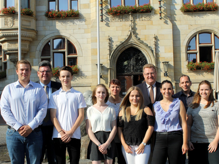 Drei Azubis und zwei Anwärterinnen beginnen ihre Ausbildung. Auf dem Foto: untere Reihe von rechts: Christina Thomas (20), Sophie Flohr (21), Jadie Simson (21), Pauline Schrobback (19) und Yannick Müller (16) Zum Begrüßungsteam gehörten (ebenfalls untere Reihe): Rudolf Sorge (Jugend- und Auszubildendenvertreter; zweite Reihe von rechts: Can Flechtner (Personalratsvorsitzender), Jörg Stielau (Ausbildungsleiter), Alexandra Müller (Personalservice) und Thomas Bode (Geschäftsbereichsleiter). Foto: Stadt Helmstedt