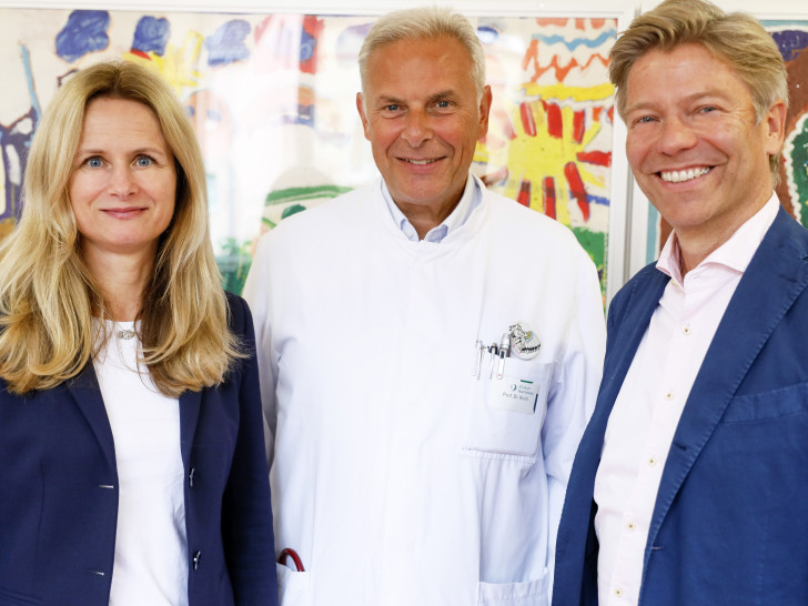 Der Chefarzt der Kinderklinik, Professor Dr. Hans Georg Koch, freut sich über die großzügige Spende, die Sabine Karge zusammen mit ihrem Mann Dr. Klaus Karge über-reichte. Foto: Klinikum Braunschweig / Jörg Scheibe