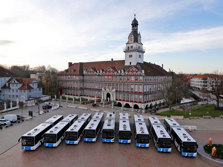 Die neuen Busse aus der Vogelperspektive. Foto: Stadt Wolfenbüttel, weitere Fotos und Podcast: Alexander Dontscheff