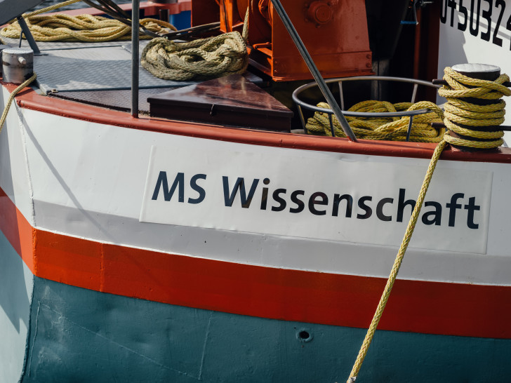 100 Meter lang ist die MS Wissenschaft, ein ehemaliges Frachtschiff, das zum schwimmenden Ausstellungsschiff umfunktioniert wurde. Nun ist sie wieder auf Deutschlands Flüssen und Kanälen unterwegs – und steuert insgesamt 34 Städte an. Foto: Ilja Hendel/WiD