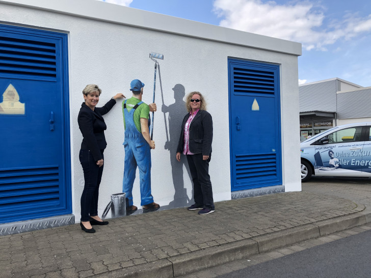 Station in der Schweigerstraße, rechts Vera Steiner (kaufmännische Geschäftsführerin) links Kerstin Hecker (Marketingleiterin). Fotos: Stadtwerke Wolfenbüttel