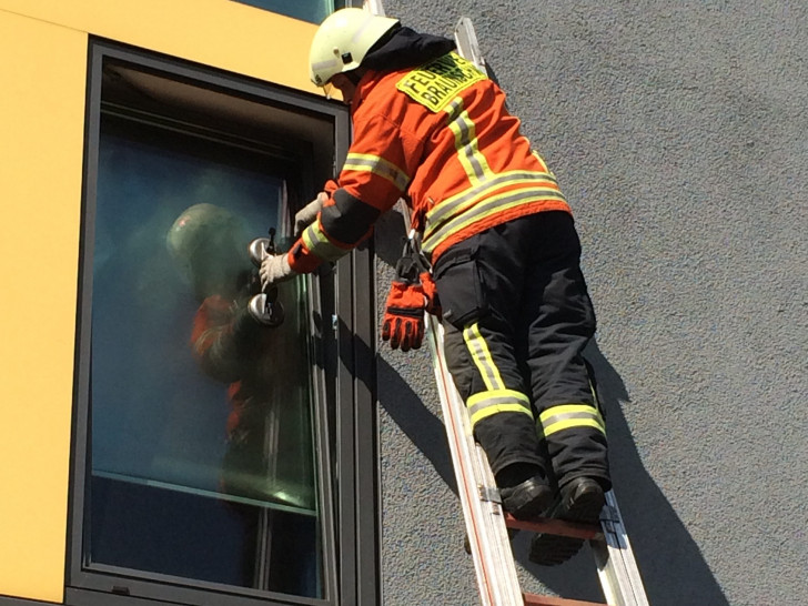 Mit Spezialwerkzeug konnte die Feuerwehr der Mutter helfen. Symbolfoto: Feuerwehr Braunschweig