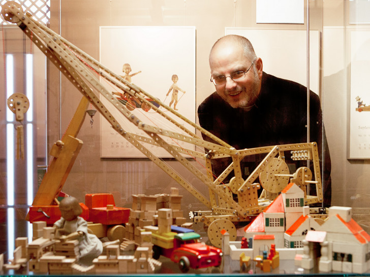 Dr. Arne Steinert führt durch die ganze Vielfalt des Holzspielzeugs. Foto: Stadtmuseum