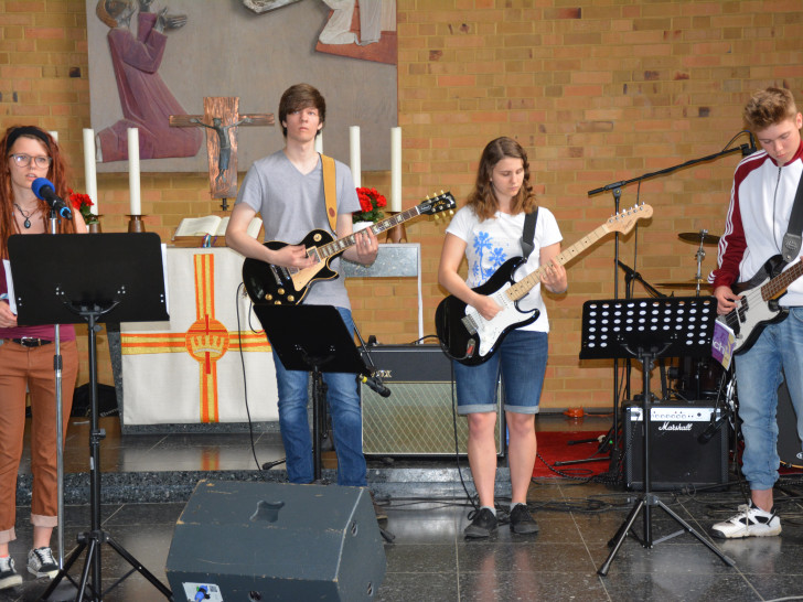 Die Jugendband KIBA spielt auf dem Konfirmandentag in der Kirche. Fotos: Evangelisch-Lutherischer Kirchenkreis Peine