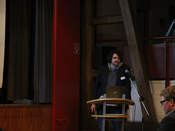 Jan-Christoph Sicard von der Planungsgruppe Umwelt  machte die Teilnehmer mit dem Masterplan vertraut. Foto: Nino Milizia