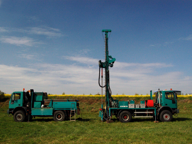 Mit so einer mobilen Bohranlage werden die Arbeiten in der Gemarkung Sonnenberg durchgeführt. Fotos: Landesamt für Bergbau, Energie und Geologie