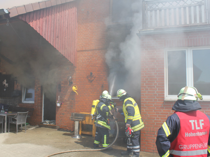 Im gesamten Haus war durch den starken Rauch gleich „Null-Sicht“. Fotos: Gemeindepressewart
FFW Hohenhameln 