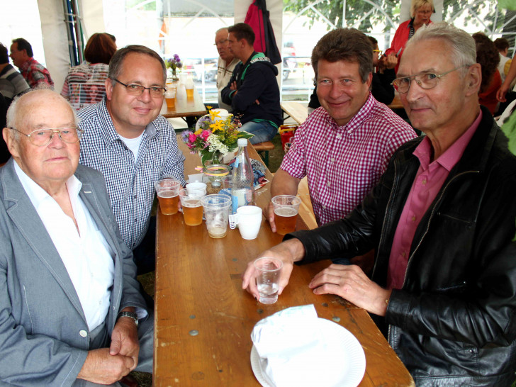 Roklums Ehrenbürgermeister Dieter Schiephacke und Harry Wäterling (links) von der bekannten Roklumer Firma für Forst-, Garten- und Kommunaltechnik führten mit Bernd Schliephacke und dem Veltheimer Ehrenbürger Jürgen Junker (rechts) nette Gespräche.
Foto: privat