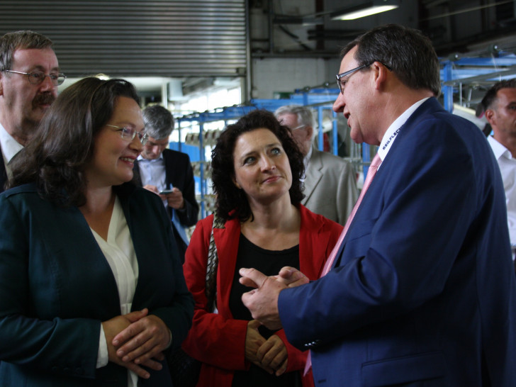 Andreas Nahles (links) und Dr. Carola Reimann zu Besuch in der Firma Seilflechter Tauwerk. Foto: Cornelia Winter