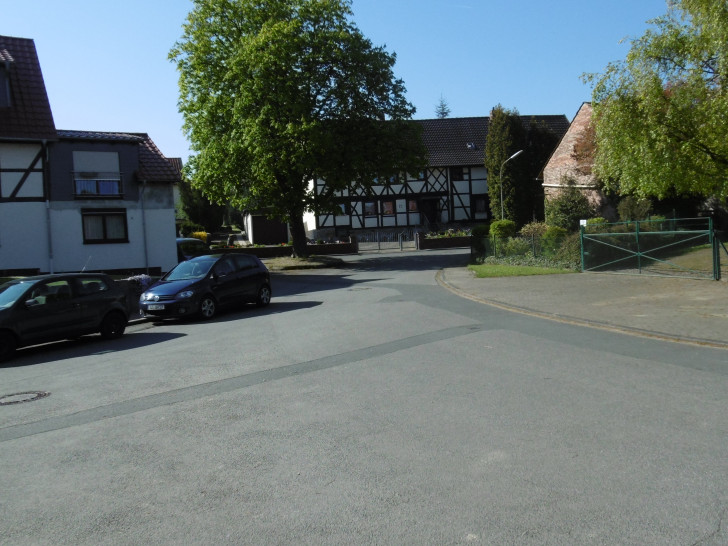 Der Straßenbereich der Dorfmitte wartet auf seine Neugestaltung. Foto: Stadt Goslar