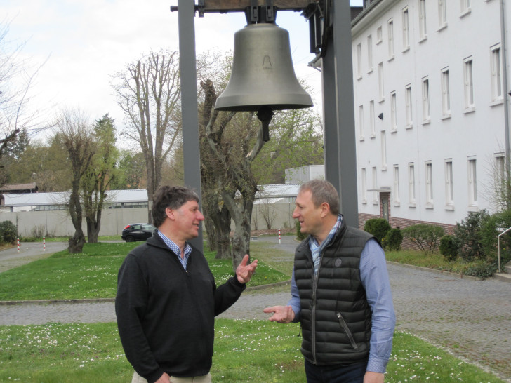 Landesjugendpfarrer Lars Dedekind (rechts) im Gespräch mit 
Propsteijugenddiakon Reiner Strobach auf dem Kirchencampus in Wolfenbüttel, Foto: Privat