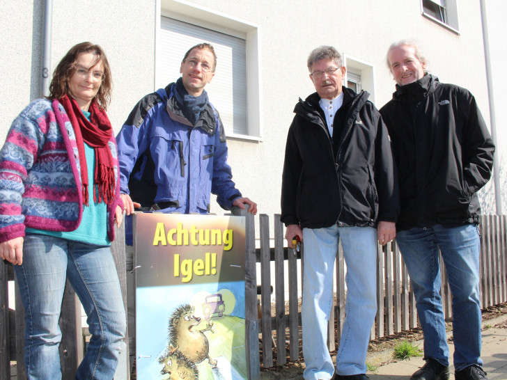 Lore Schiemenz vom BUND, Olaf Neubauer, Bezirksbürgermeister Hans-Dieter Osswald und der Grüne Ratsherr Helmut Blöcke unterstützen die Kampagne, Foto: Jan Borner