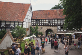 Die Wasserburg verwandelt sich in einen mittelalterlichen Marktplatz. Foto: Stadt Salzgitter