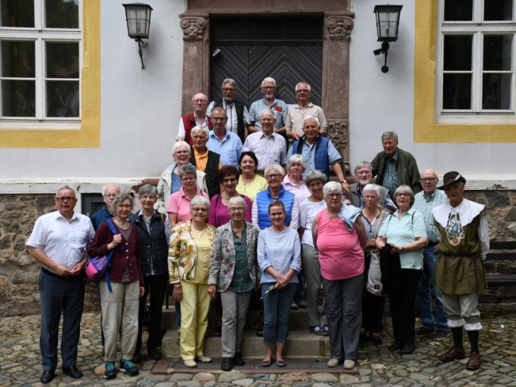 Mitglieder und Freunde des Gärtnermuseums im Innenhof des Herzberger Schlosses. Der Museumsführer (r.) empfing die Gruppe. Foto: privat
