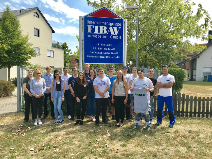 Personalleiterin Astrid Schöffel (links) und die neue Auszubildenden der FIBAV Unternehmensgruppe. Foto: FIBAV