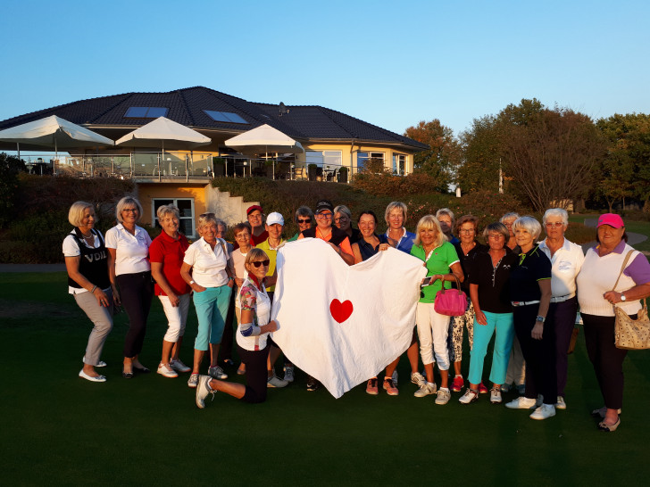 Die Golf Damen sammelten eine großzügige Spende. Foto: Klinikum Wolfsburg