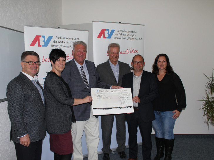 Adalbert Wandt, Christiane Horn, Dr. Ulrich Kühnast, Wolfgang Niemsch, Andreas Werner, Aline Wandt bei der Scheckübergabe. Foto: Marita Schurig