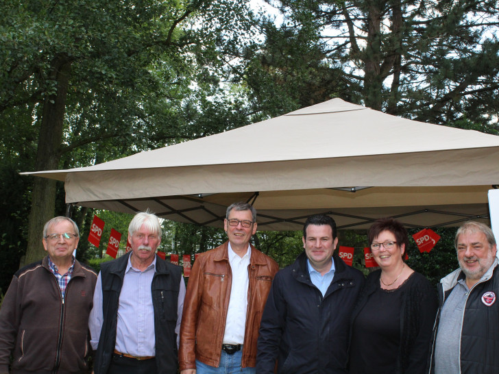 Hubertus Heil und Matthias Möhle mit den Mitgliedern des SPD-Ortsvereins Handorf. Foto: SPD