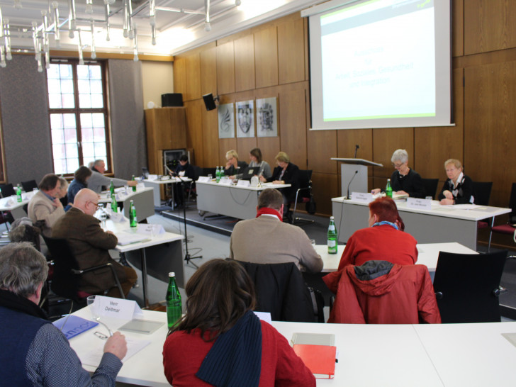 Im jüngsten Sozialausschuss des Landkreises wurden erste Ergebnisse einer Pilotstudie zur Aufnahme und Integration von Geflüchteten im Landkreis Wolfenbüttel vorgestellt. Foto: Marian Hackert