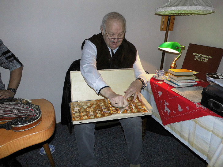 Jochen Buchholz mit Königsberger Marzipan. Foto: Förderkreis Heimathaus Alte Mühle e.V.

