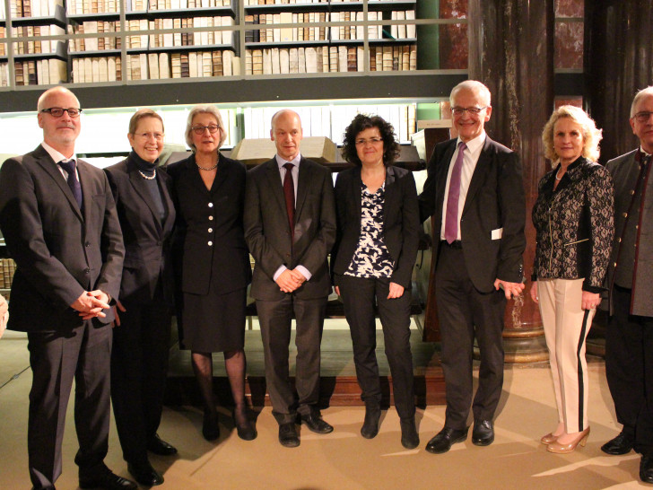 Verabschiedung des HAB Direktors Helwig Schmidt-Glintzer. Von links:  Professor Dr. Dirk Niefanger, Professor Dr. Ulrike Beisiegel, Professor Dr. Luise Schorn-Schütte, Dr. Thomas Stäcker, Gabriele Heinen-Kljajic, Helwig Schmidt-Glintzer, Katrin Rühland und Dr. Ulf Kapahnke. Foto: Max Förster