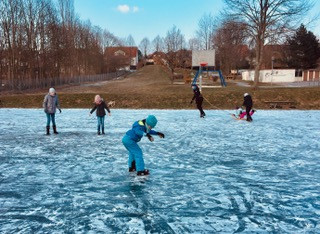 Die freiwillige Feuerwehr sorgte für eine temporäre Eisfläche. Foto: privat