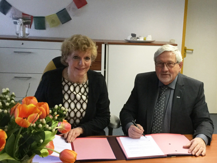 Bürgermeisterin Britta Schweigel und Hans Hermann Baas bei der Vertragsunterzeichnung. Foto: Wasserverband Peine