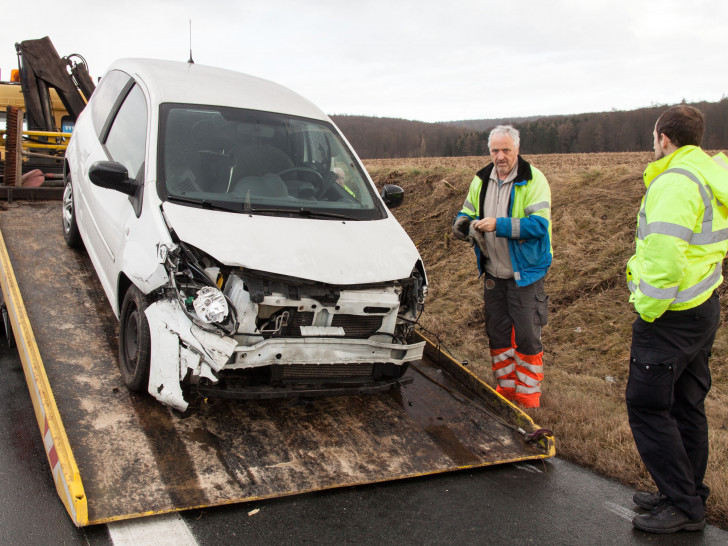 Das Auto der jungen Frau wurde bei dem Unfall stark beschädigt. Foto: Rudolf Karliczek